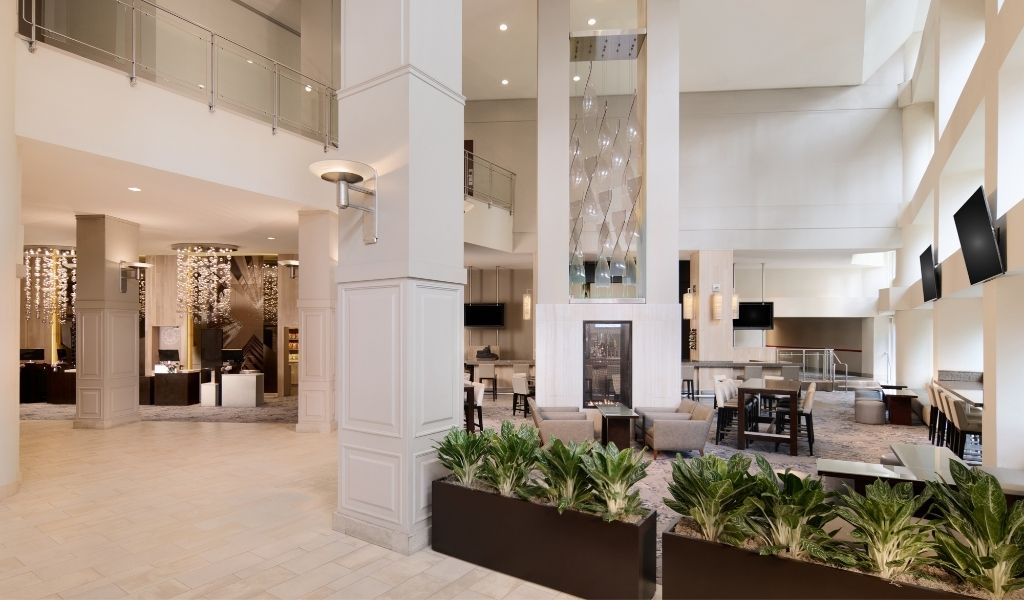 Lobby bar at Swissôtel Chicago